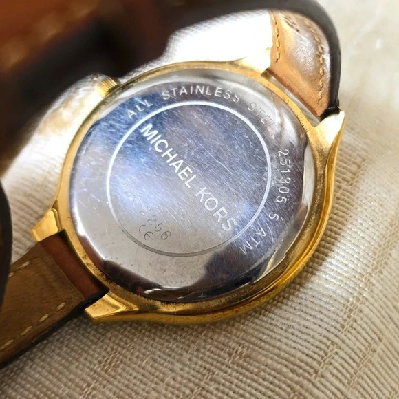 Michael Kors Runway MK2256 Women's Brown Leather Analog Dial Quartz Watch MP300 - Picture 6 of 6